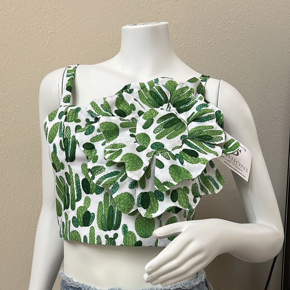 Crop Top Fabrique of Cotton Fabric, Big Flower in the left side front of the Top